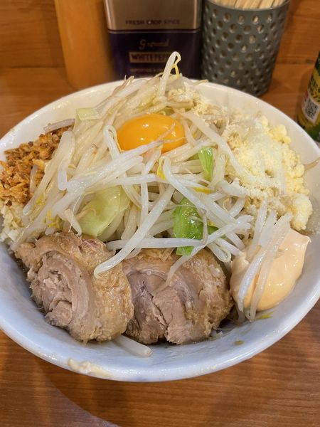 「汁なし（野菜マシにんにくアレ）＋味玉＋チーズ¥1,080」@ラーメンBoo Boo太郎。の写真