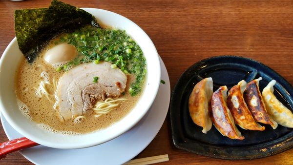 「博多ラーメン、肉汁餃子」@ばってんラーメン 町田店の写真