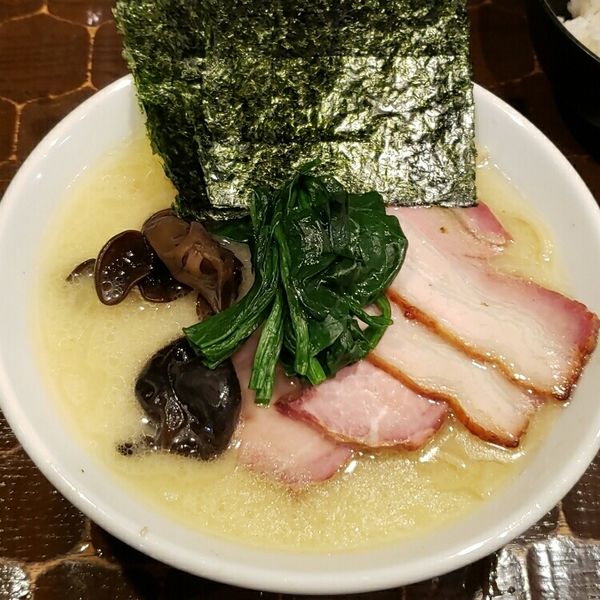 「超コラボ家系ラーメン （塩）８５０円 他」@茨城豚そば 特龍 本店の写真