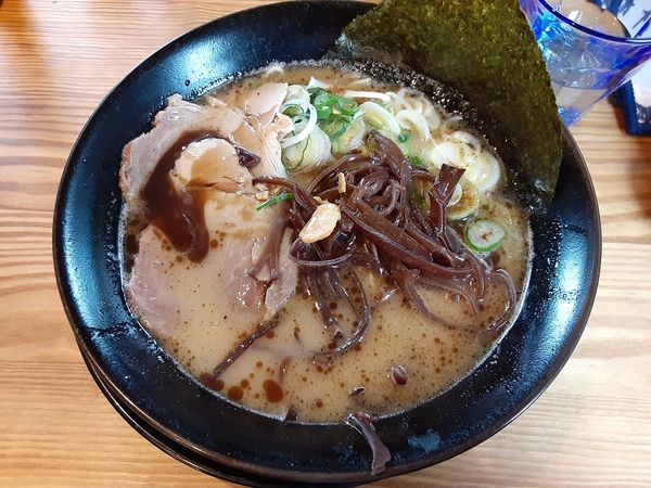 「黒とんこつらーめん　替え玉サービス」@二代目 麺の坊 晴レル屋の写真