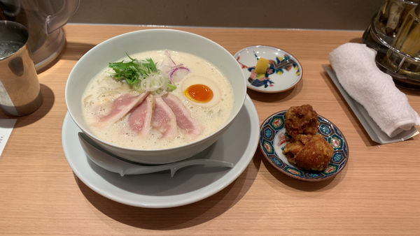 「鶏白湯ラーメン 唐揚げ2個」@鶏白湯そば 鶏すけの写真