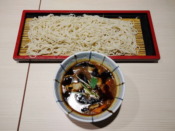 「鹿児島産豚の黒カレーつけそば（960円）」@そば吟 大森店の写真