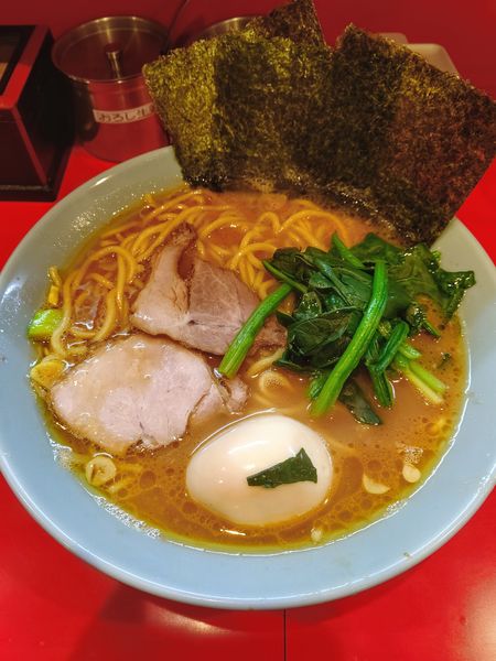 「中盛ラーメン+味玉」@横浜家系ラーメン 黄金家の写真
