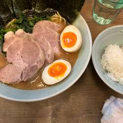 渡来武ラーメン中盛（1100）ライス（無料！）
