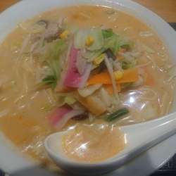 ピリ辛ちゃんぽん(麺1.5倍)750円、餃子3ヶ無料