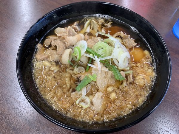 「肉そば(520円)+生卵(60円)」@雑賀屋の写真