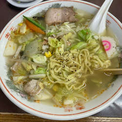 半タンメンと餃子　800円と330円