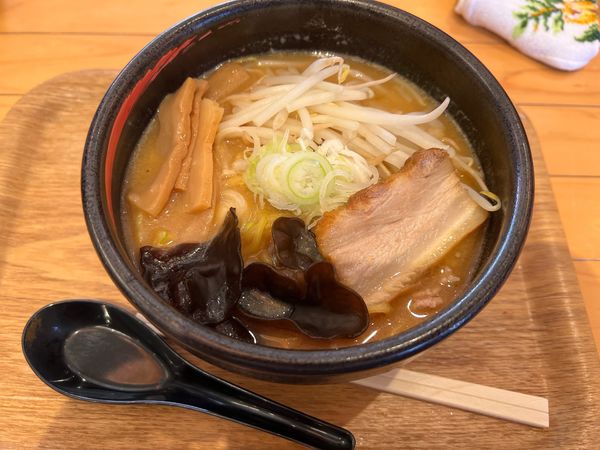 「札幌熟成味噌らーめん(赤)980円+大盛り100円」@札幌ラーメン 麺屋 花道の写真
