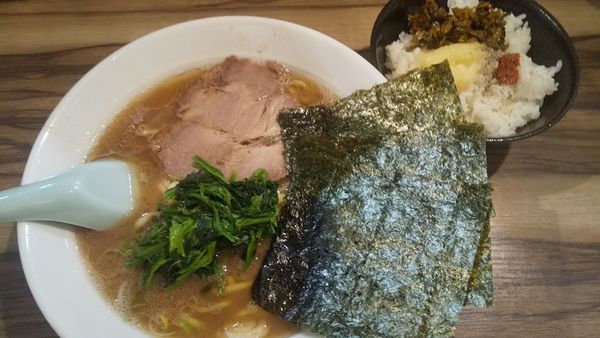 「ラーメン・並盛+ライス(¥680+無料)」@横浜家系らーめん 五丁目ハウスの写真