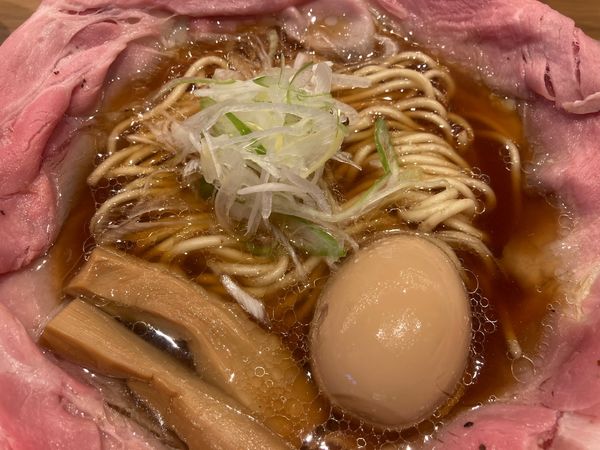 「ピストル(肉５枚)＋ニンニク＋煮玉子(無料)＋替玉(無料)」@ラーメン大戦争 神田店の写真