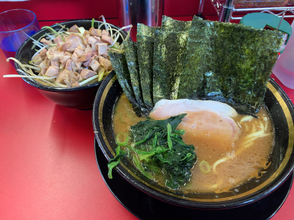 「ラーメン」@家系ラーメン王道家直伝 との丸家 松飛台店の写真