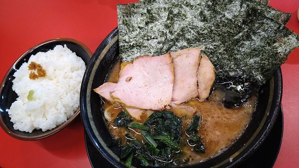 「ラーメン、海苔、ライス大盛」@IEKEI_TOKYO 王道家直系の写真