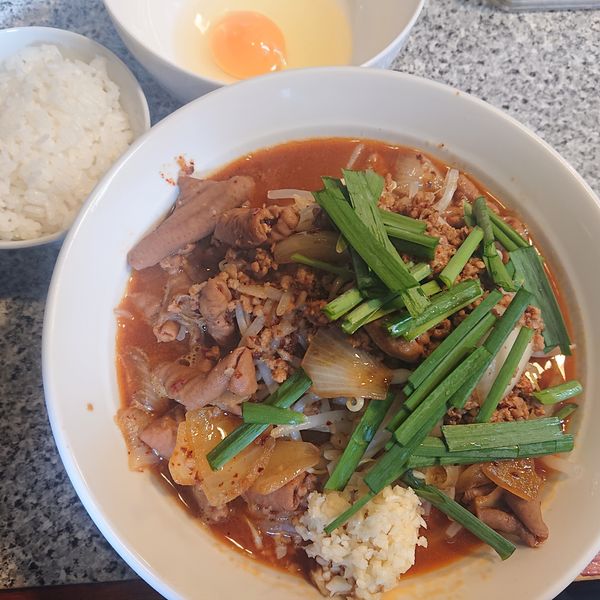 「モツスタ900円(ニンニク)、ライス100円、生卵50円」@麺屋 有希の写真