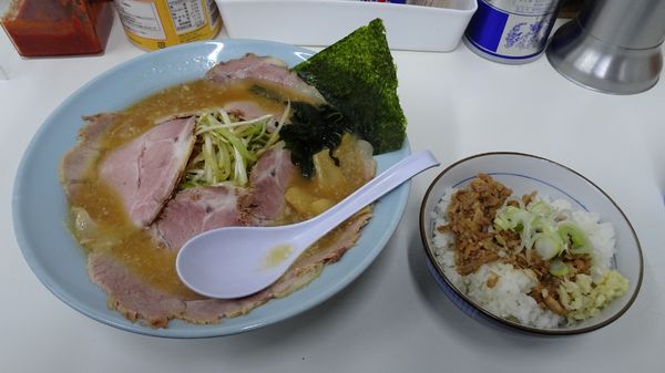 「ねぎチャーシュー並（970円）＋にんにくスタミナ飯」@◯つばき食堂の写真