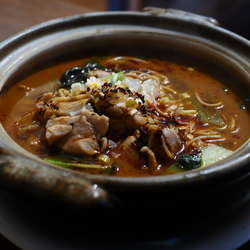 口水鶏湯麺コウスイジィタンメン　鶏肉と青菜の煮込み辛口汁そば