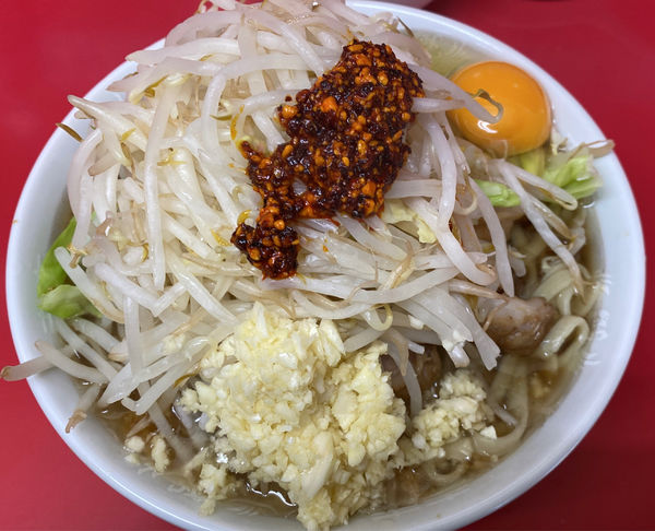 「小豚 玉子X2 ヤサイ ニンニク ラー油」@ラーメン二郎 千住大橋駅前店の写真