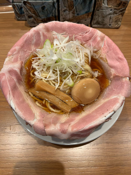 「ピストル 890円(チャーシュー5枚)、半熟煮玉子(サービス)」@ラーメン大戦争 神田店の写真