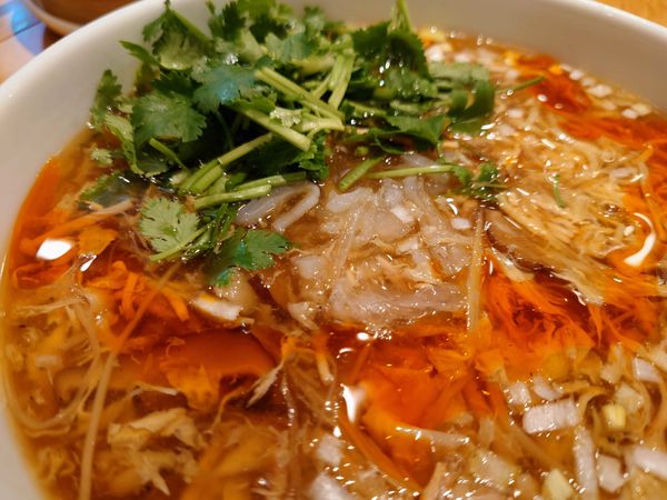「【限定】フカヒレのせ酸辣湯麺 1200円」@頤和園 溜池山王店の写真