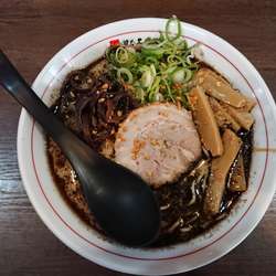 熊本ﾗｰﾒﾝ￥730(替玉ｻｰﾋﾞｽ)＋小ﾗｲｽ￥110