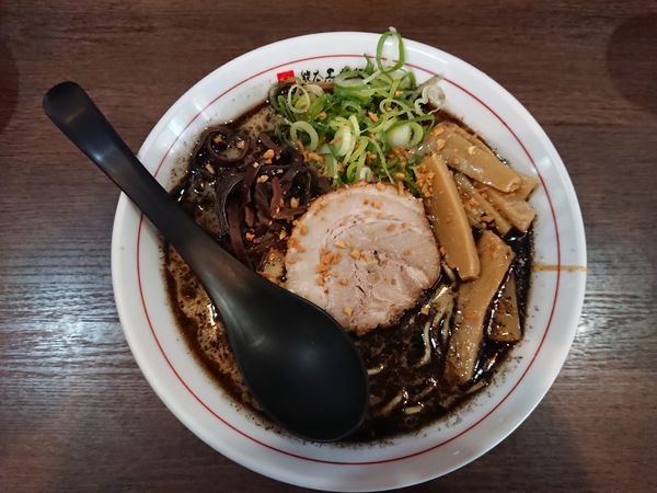 「熊本ﾗｰﾒﾝ￥730(替玉ｻｰﾋﾞｽ)＋小ﾗｲｽ￥110」@元祖熊本黒拉麺 清正 綱島店の写真