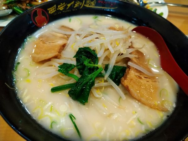 「豚骨叉焼刀削麺（850円）」@西安刀削麺 矢場町店の写真