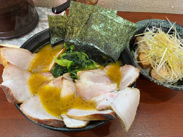 「チャーシューめん、スモークロース×2、トロトロバラ肉丼」@横浜家系らーめん 天王家 寒川総本店の写真