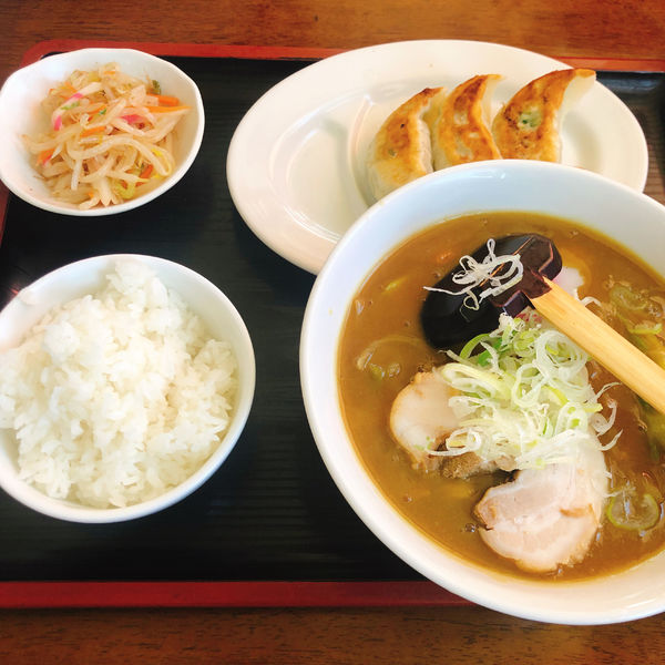 「カレーラーメン 880円 半麺 -200円 餃子セット 300円」@佐野青竹手打らーめん 大関の写真