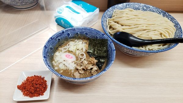 「辛つけ麺(特盛)1,100円ほぐし豚180円」@狼煙 大宮店の写真
