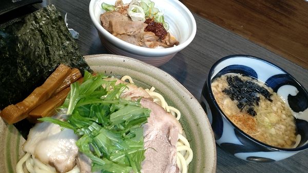 「背脂ブラックつけ麺（小）+辛ﾁｬｰｼｭｰ丼（小）」@ラーメンつけ麺 奔放の写真