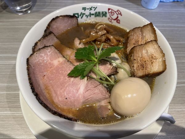 「焼き煮干しラーメン+チャーシュー、牡蠣増し」@ラーメン ロケット開発の写真