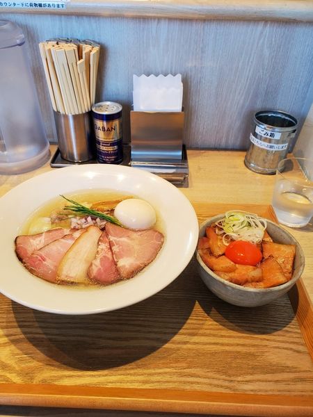 「特製中華そば〈塩〉+吊し焼きバラ丼」@宍道湖しじみ中華蕎麦 琥珀 東京本店の写真