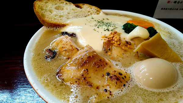 「限定/キノコ薫るシュクメルリ麺+精肉店のシーフードカレー　他」@らーめん 五ノ神精肉店 煮干し編の写真