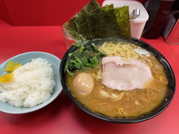 「ラーメン大盛り　味玉　ライス」@ラーメン杉田家の写真