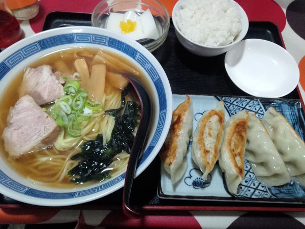 「焼き餃子&醤油ラーメン　８２５円」@龍昇飯店の写真