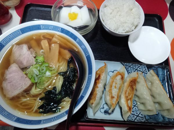 「焼き餃子&醤油ラーメン　８２５円」@龍昇飯店の写真