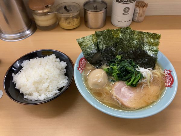 「ラーメン並　味玉　ライス」@横浜ラーメン 町田家 新宿南口店の写真