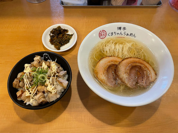 「クリアとんこつ、チャーシュー丼」@博多くまちゃんらぁめん 春日店の写真