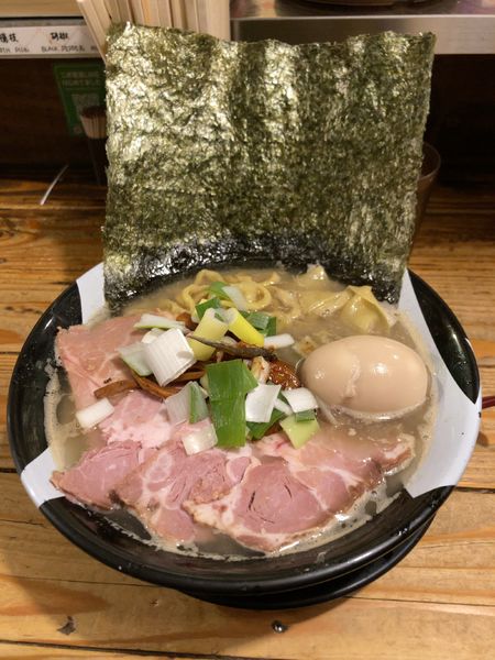 「特製すごい煮干しラーメン」@すごい煮干ラーメン凪 新宿ゴールデン街店 本館の写真
