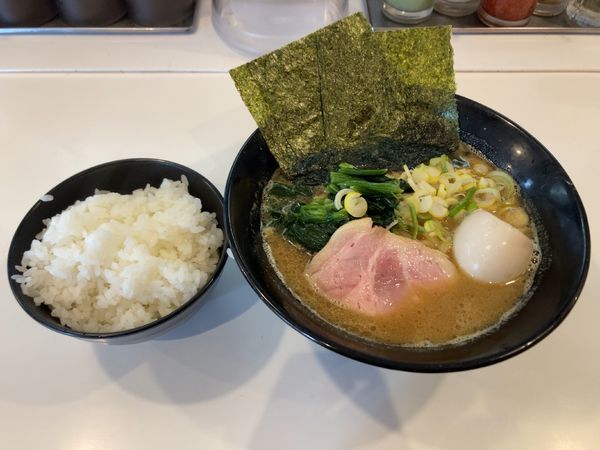 「豚骨ラーメン　味玉　ライス」@麺家 鶏豚大将 横浜東戸塚店の写真