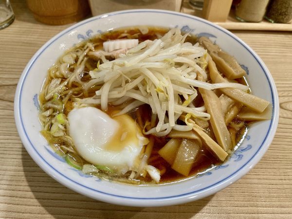 「サッポロ赤星＋チャーシュー皿→らーめん＋もやし＋メンマ＋玉子」@らーめん 高尾の写真