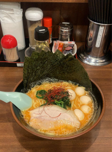 「辛豚 うずら 海苔 中太麺 油少なめ」@横浜家系ラーメン 吟家 稲毛海岸店の写真