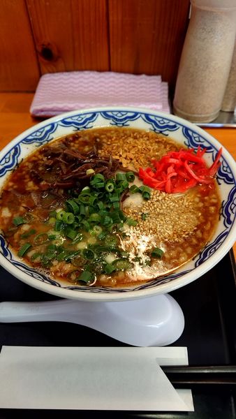 「黒ラーメン650円替え玉5個無料」@由丸製麺所の写真