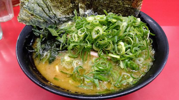 「ラーメン(味濃いめ･麺硬め)+海苔･ネギ」@ラーメン杉田家の写真