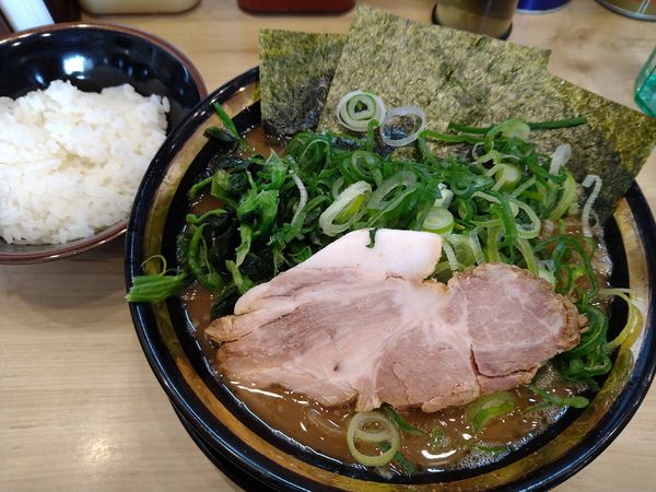「裏むさ（並）￥750＋九条ネギ￥150＝￥900」@横浜ラーメン 裏武蔵家 西千葉本店の写真