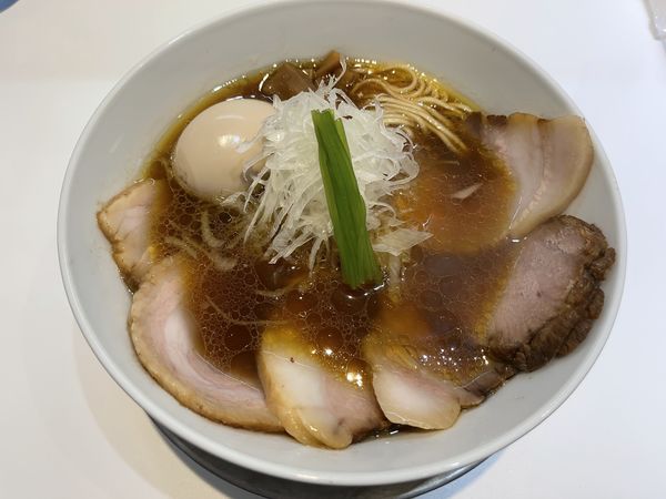 「醤油アニマル+煮豚トッピング+味玉アローカナ」@上方レインボーの写真