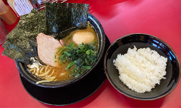 「ラーメン(麺硬め油多め)＋味玉＋海苔＋半ライス」@柏 王道家の写真
