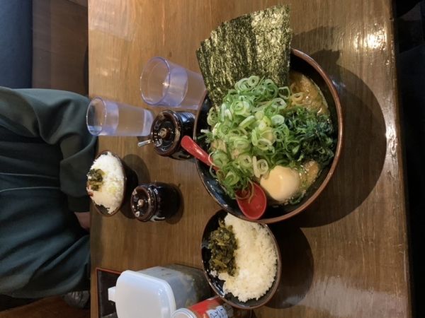 「思道ラーメン（中）硬め濃いめ多め　ライス」@横浜家系ラーメン 思道の写真