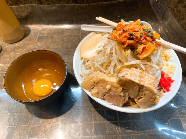 「まぜそば+ニラキムチ+ガリマヨ」@まぜそば(麺)マゼロー 小岩店の写真