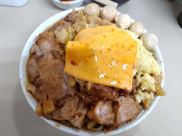 「大豚ラーメン500g（ピリ辛メンマ＋生卵＋うずら玉子＋チーズ」@夢を語れ 山梨の写真