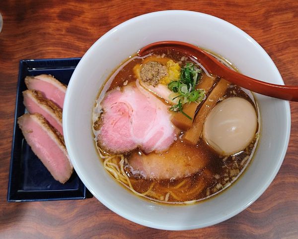 「醤油そば＋味玉＋鴨コンフィ」@三馬路 東京店の写真